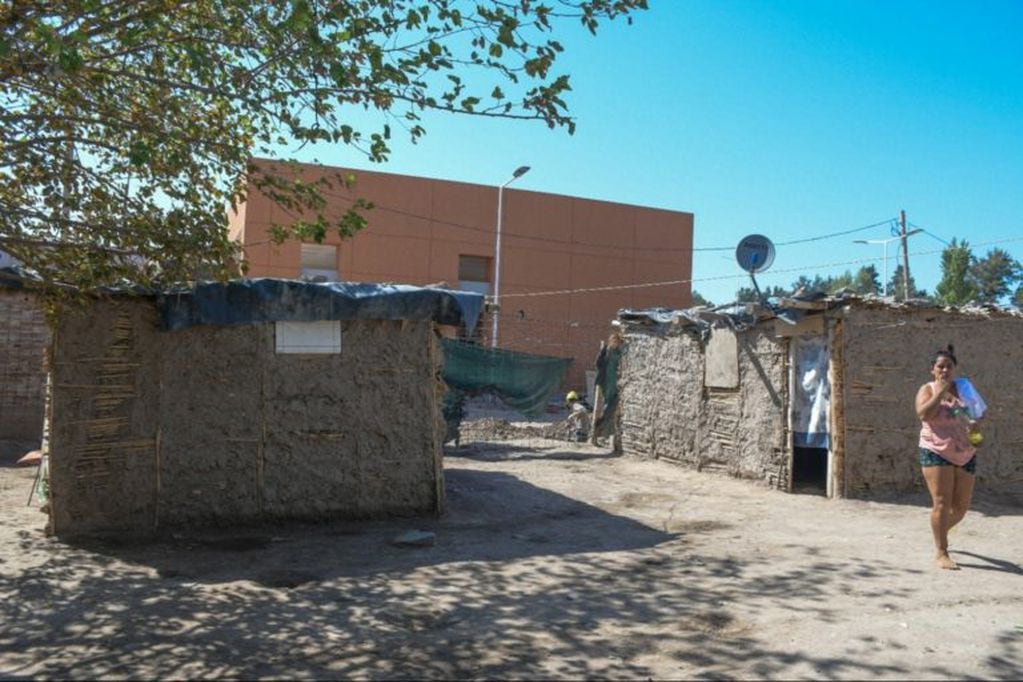 Los vecinos del asentamiento sanjuanino Salvador Tejada viven entre aguas servidas.
