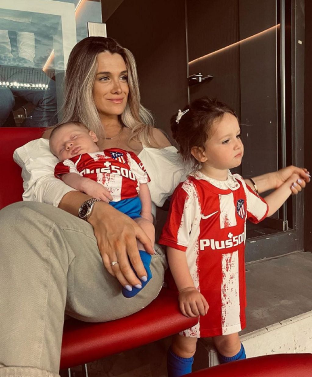 Camila Homs junto a sus dos hijos.