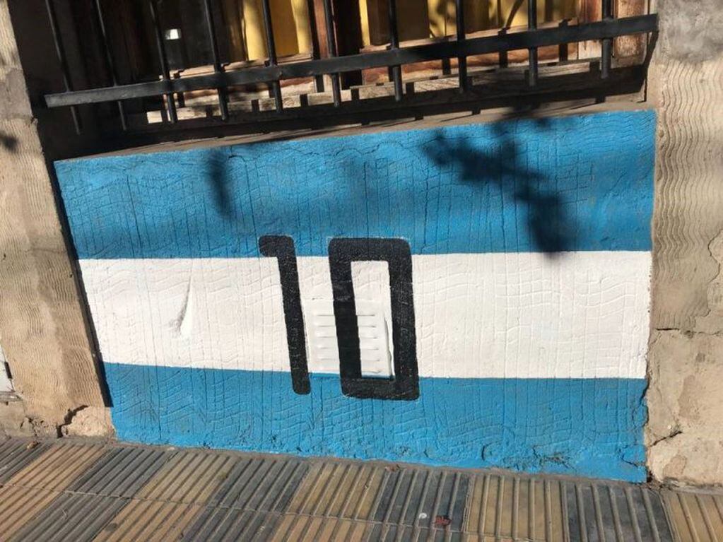 Pintadas en barrio Las Heras apoyan al 10 de la Selección Argentina.