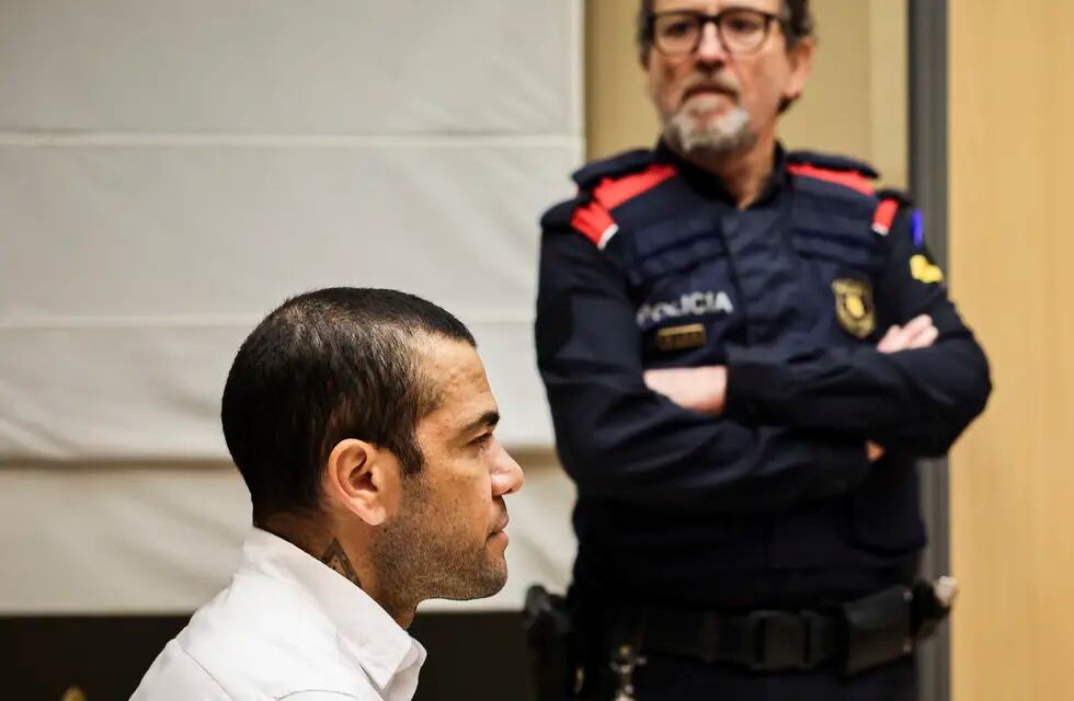 El futbolista brasileño sentado durante el juicio que le llevan a cabo por supuesta agresión sexual contra una mujer en un club nocturno. (AP)