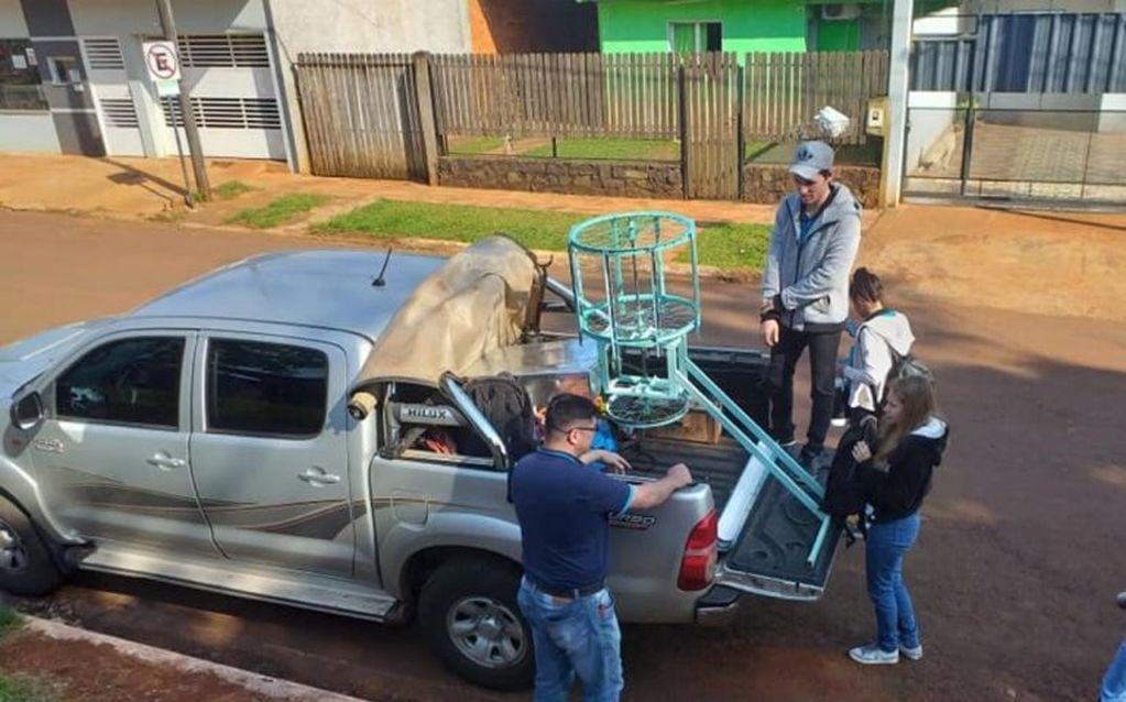 Rumbo a Paraje Alegría los alumnos de la EPET N° 44 de San Antonio cargan en una camioneta el generador para la escuela de frontera. (Facebook de Raúl Golemba)