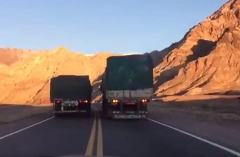 En Alta Montaña los conductores no respetan la doble línea amarilla, que prohíbe el sobrepaso de vehículos.