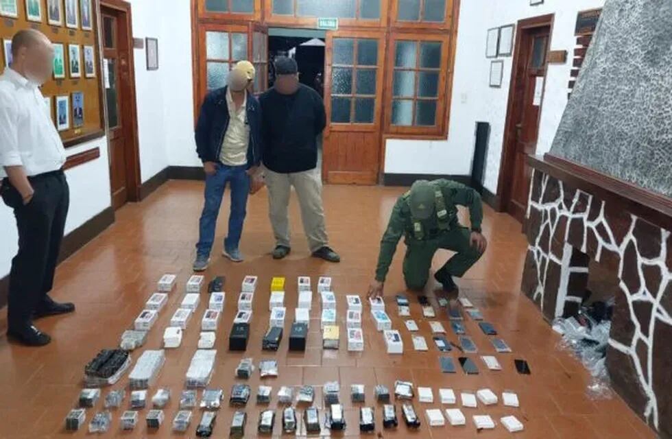 Secuestran mercadería ilegal valuada en millones de pesos de un micro que partió desde Iguazú.