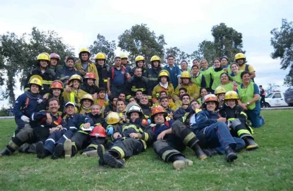 Los bomberos de General Cabrera recibieron una donación de un desfibrilador por parte de un grupo de jóvenes anónimos. (FM La Voz de la Amistad)