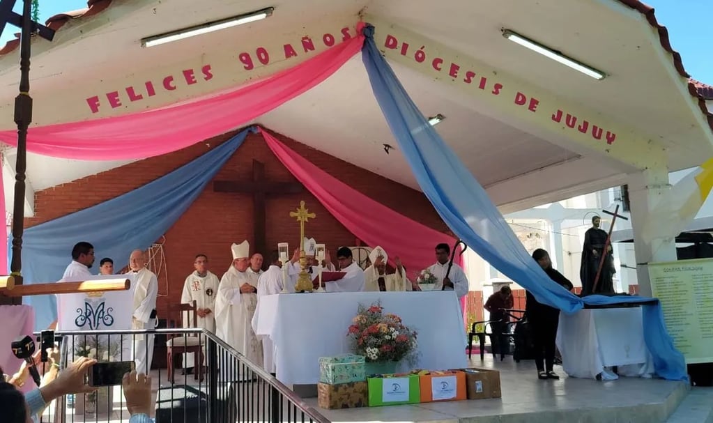 Los pastores de las Diócesis de Jujuy y Salta y de la Prelatura de Humahuaca, festejaron los 90 años de la diócesis de Jujuy con la feligresía, en Río Blanco.