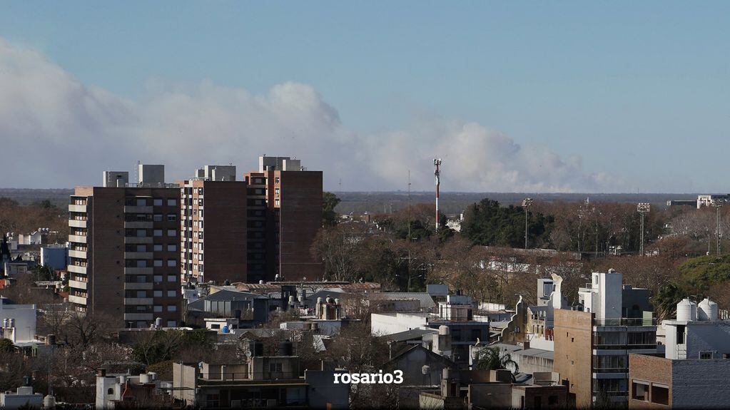 Arden las islas frente a Villa Constitución y el humo se alcanza a ver desde Rosario