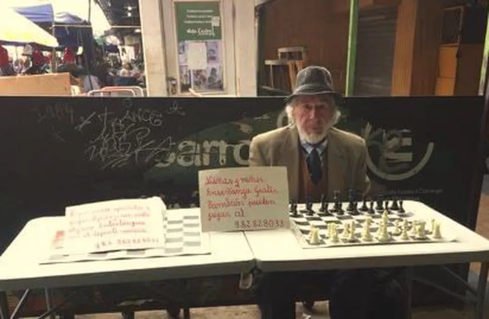 Es abuelo y enseña ajedrez gratis en la plaza