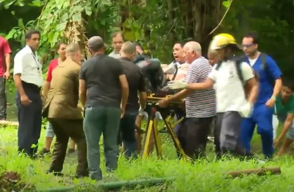 Cuba: impactante video del momento del rescate de uno de los pasajeros del avión
