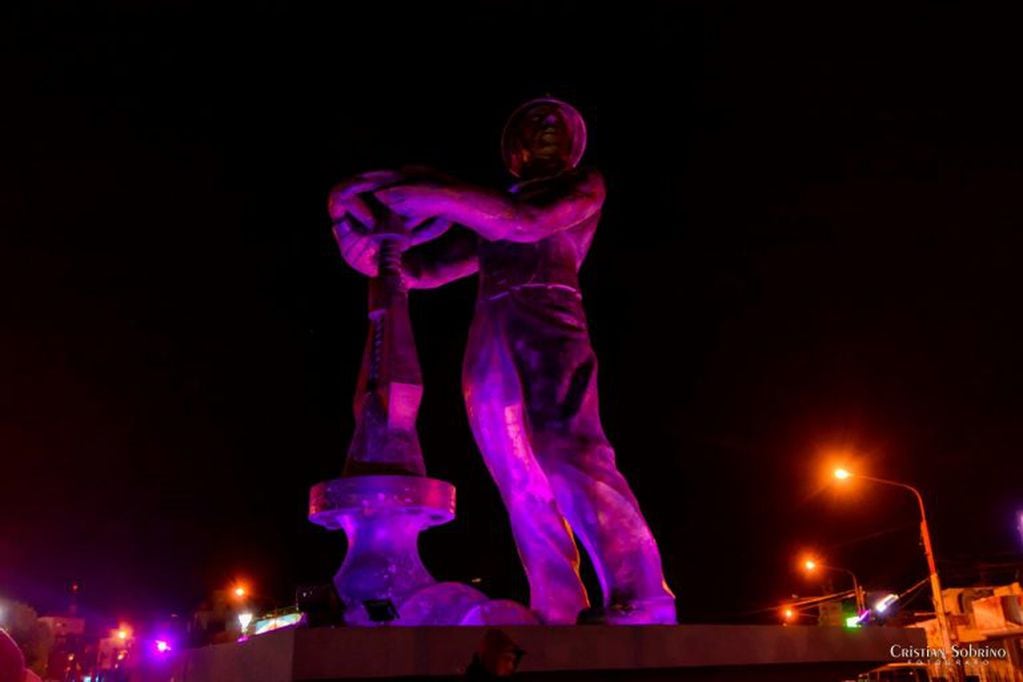 El monumento El Gorosito con los colores que identifican la lucha contra el cáncer de mama
