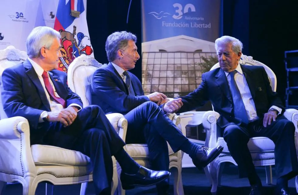 Mauricio Macri junto a su par chileno Sebastián Piñera y el escrito peruano Mario Vargas Llosa en la Fundación Libertad. (Foto: Presidencia)