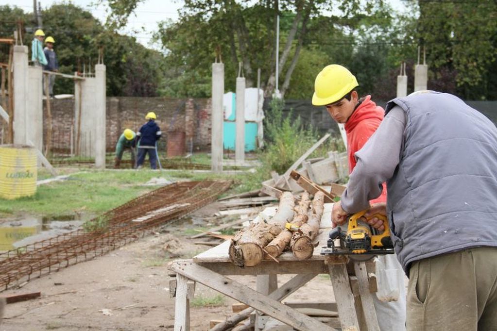 Avanzan los trabajos del Natatorio Municipal en Quequén - 1