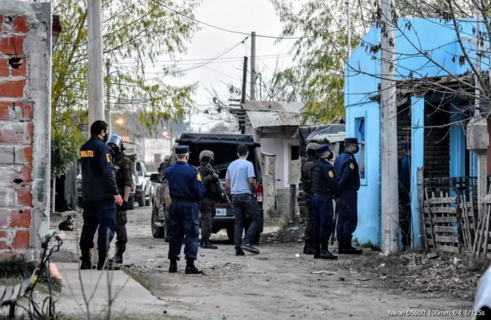 Detenidos por agredir a policía de Gualeguaychú\nCrédito: Policía Entre Ríos