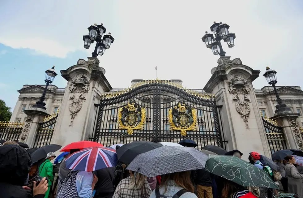 Una multitud despidió a la reina Isabel II fuera del Palacio de Buckingham.