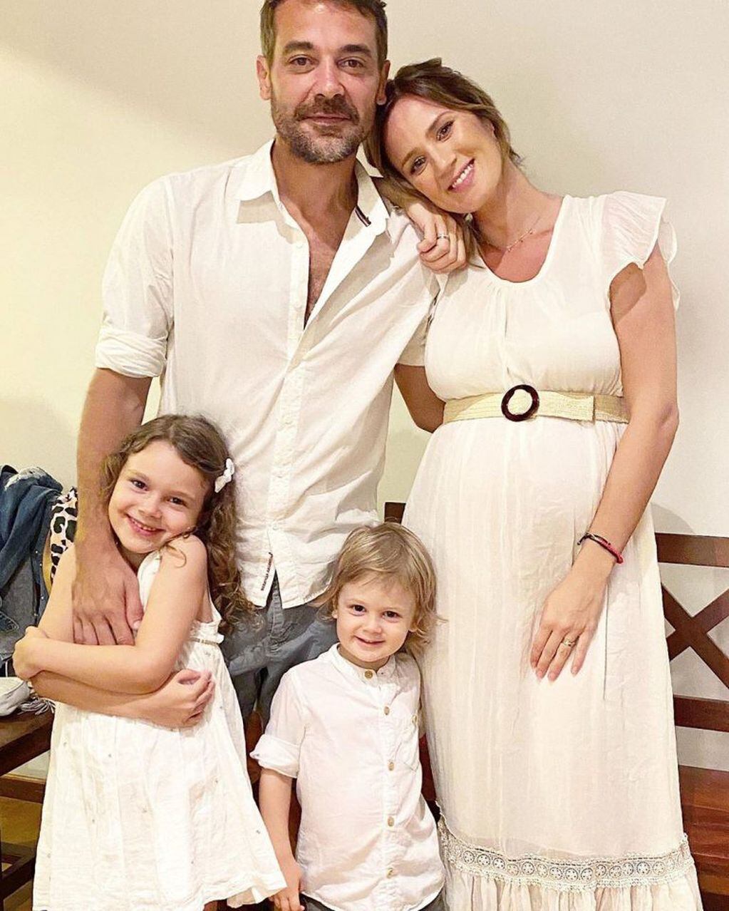 La familia completa: Paula Chaves y Pedro Alfonso junto a sus dos hijos.