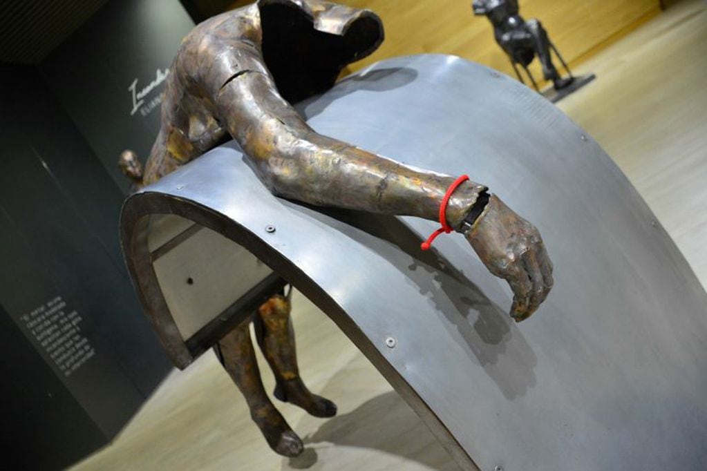 Eliana Molinelli, la artista que transformó armas en esculturas