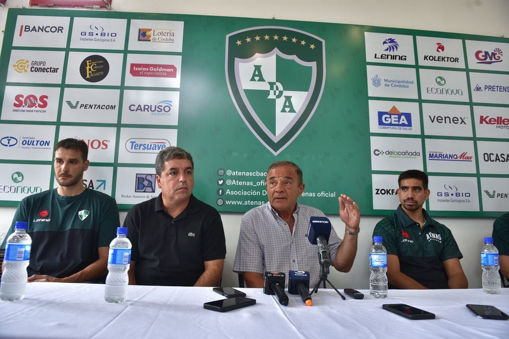 Felipe Lábaque, acompañado por Omar Cantón, capitán, el abogado del club, David Urreta, y el entrenador Elián Villafañe, dijo: "No le tengo miedo al descenso". (Ramiro Pereyra / La Voz)