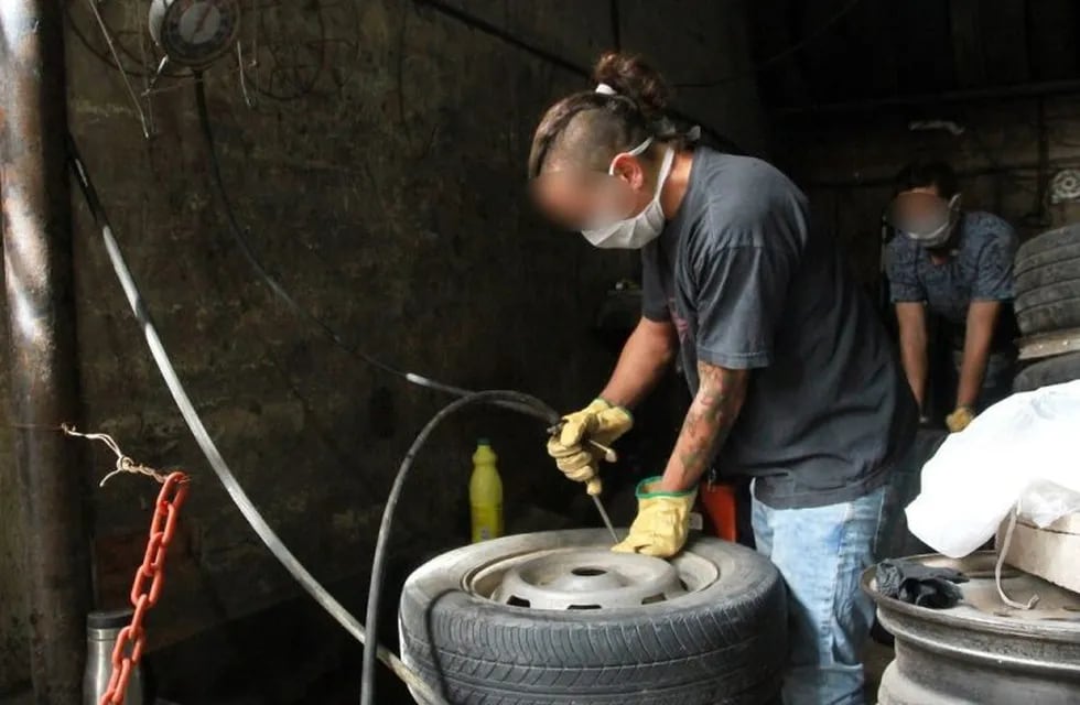 Trabajador infando una cubierta o neumático en gomería mendoza. Foto: diario E Sol