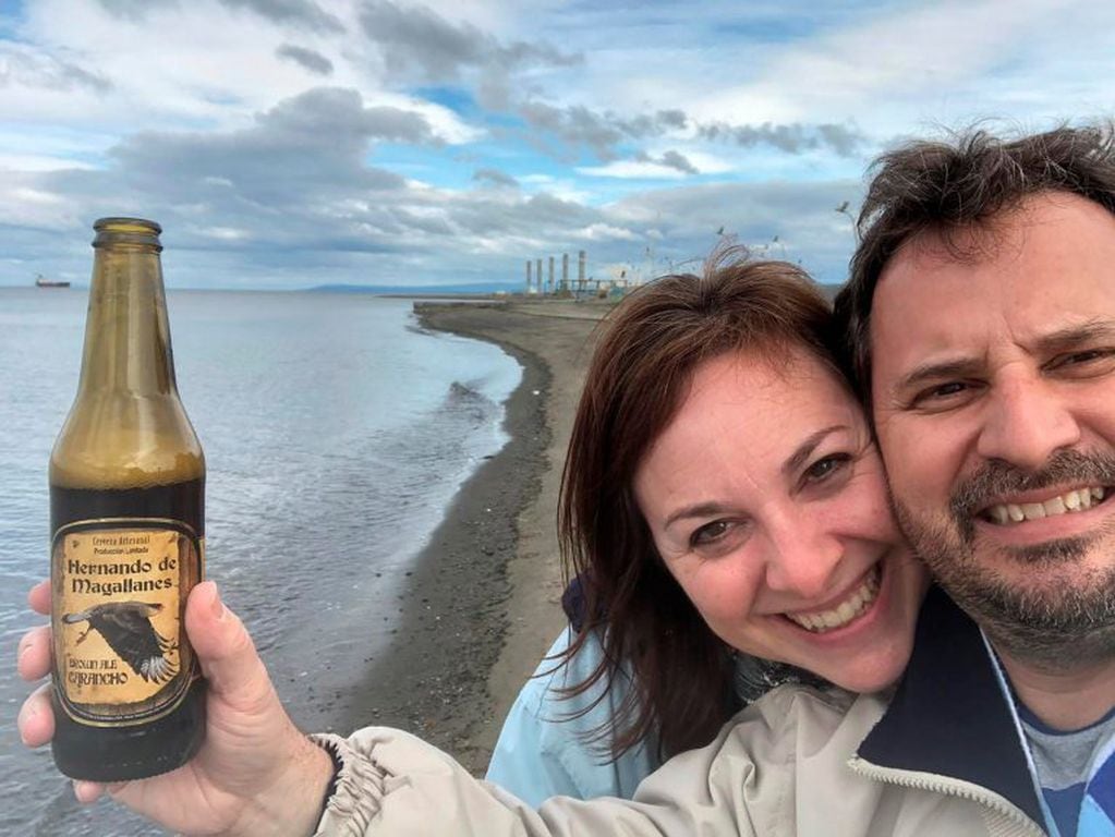 Juan Huergo y su esposa Laura Gabaroni posan en Punta Arenas, Chile, a bordo del Zaandam que llegó el jueves a Estados Unidos (Juan Huergo vía AP)
