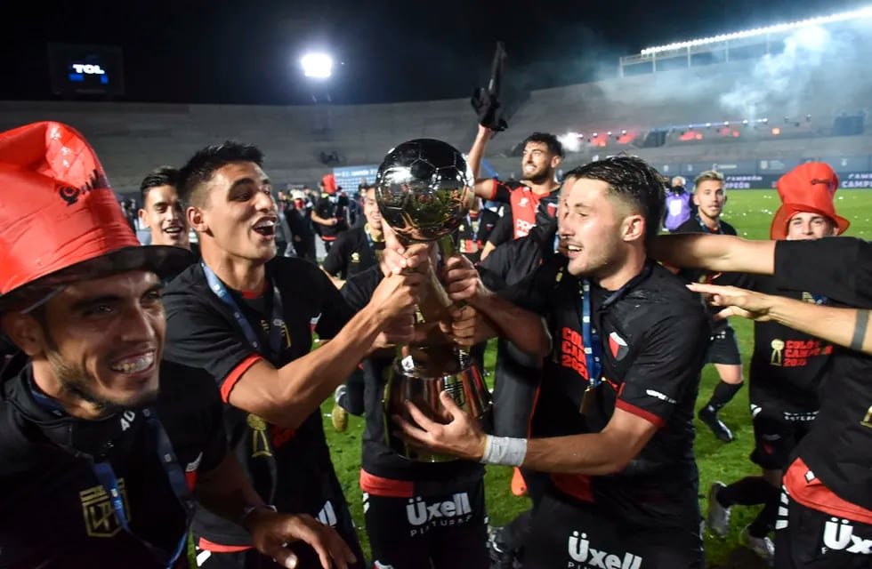 Colón de Santa Fe salió esta noche campeón por primera vez en su historia, al vencer en la final de la Copa de la Liga Profesional de Fútbol a Racing Club por 3 a 0, en el estadio San Juan del Bicentenario.
