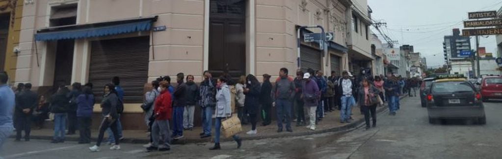 Una larga fila de personas rodeaba la manzana donde se emplaza la casa central del banco Macro en Jujuy.