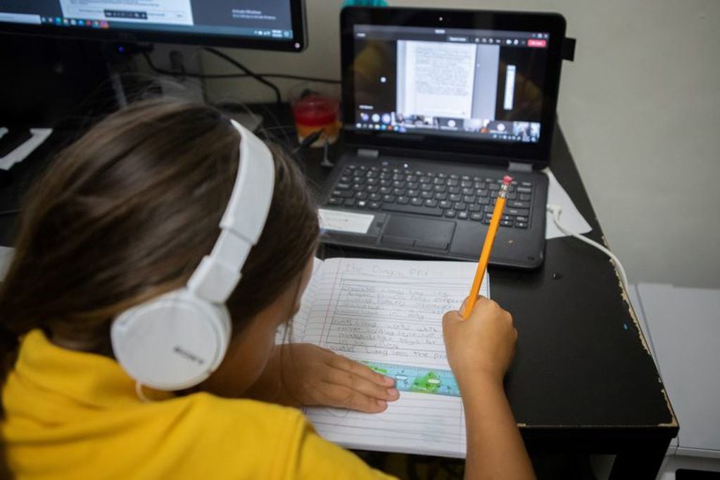 A student attends an online class from home in an arranged photograph taken in Miami, Florida, U.S., on Tuesday, Sept. 8, 2020. Tens of thousands of students and teachers haven't been able to access K12's My School Online platformt. Photographer: Jayme Gershen/Bloomberg   clases a distancia educacion  clases on line online  clases en casa
