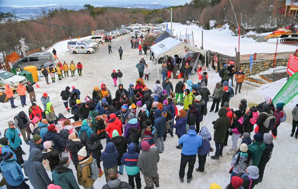 Gran participación de la tradicional Bajada con Antorchas del Glaciar Martial