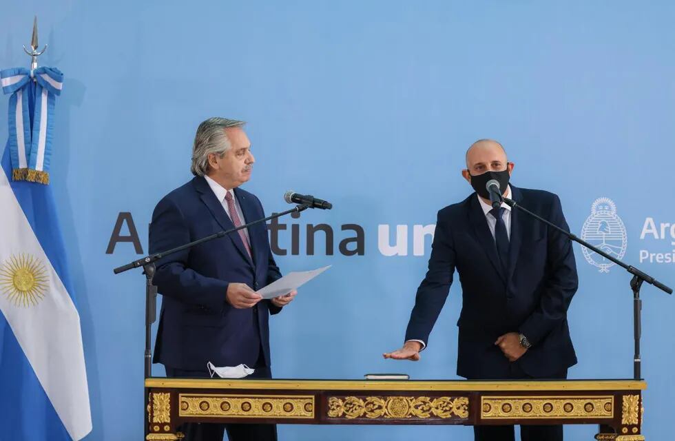 El presidente Alberto Fernández le toma juramento a Alexis Guerrera, nuevo ministro de Transporte de la Nación en reemplazo del fallecido Mario Meoni.