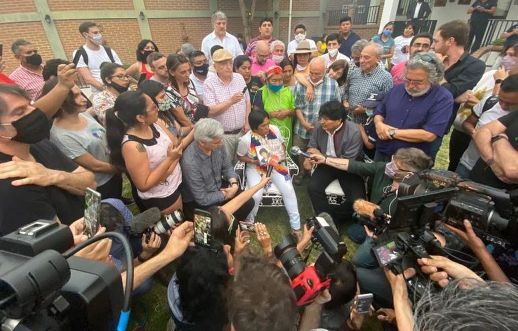 Dirigentes, allegados y periodistas, aglomerados en el patio de la casa del barrio Cuyaya donde Milagro Sala recibió a Evo Morales.