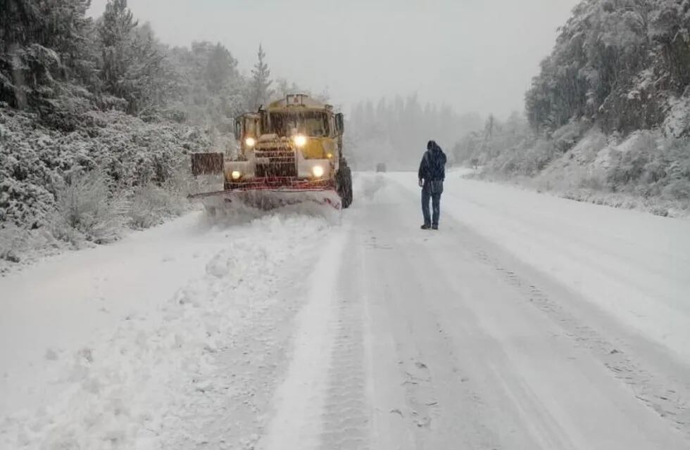 Por la nevada y el frío suspendieron clases y cerraron rutas en varias ciudades de la Patagonia. (@AGCadenaDelSur)