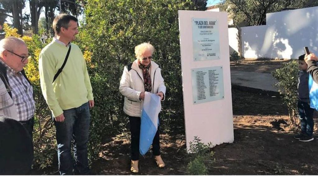 En el acto se descubrió una placa de homenaje (Municipalidad de Santa Rosa)
