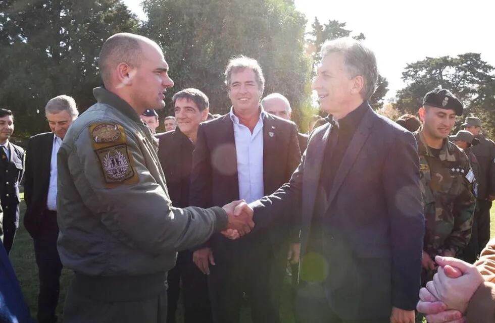 Mauricio Macri recibió en Olivos a los rescatistas que socorrieron a la comitiva presidencial. (Fotos: Presidencia)