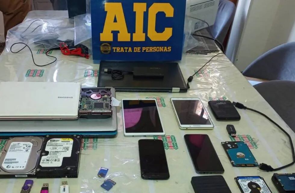 Durante el operativo secuestraron desde tablets hasta teléfonos móviles