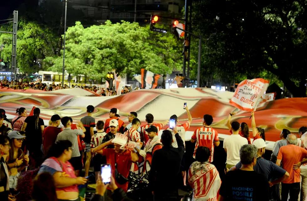 Instituto. Festejos y banderazo de hinchas en el Patio Olmos. (José Gabriel Hérnandez / La Voz)
