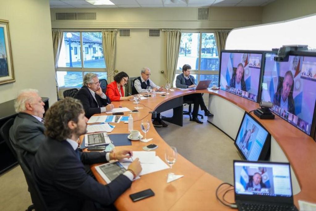El presidente Alberto Fernández mantiene una videoconferencia con los gobernadores provinciales, antes de anunciar una nueva extensión de la cuarentena. (Presidencia)