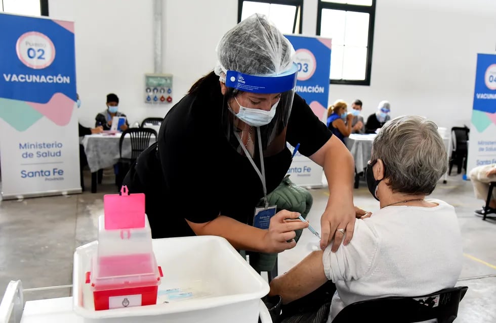 Más de 230.000 personas ya recibieron la primera dosis de la vacuna contra el COVID-19. (@minsaludsantafe)