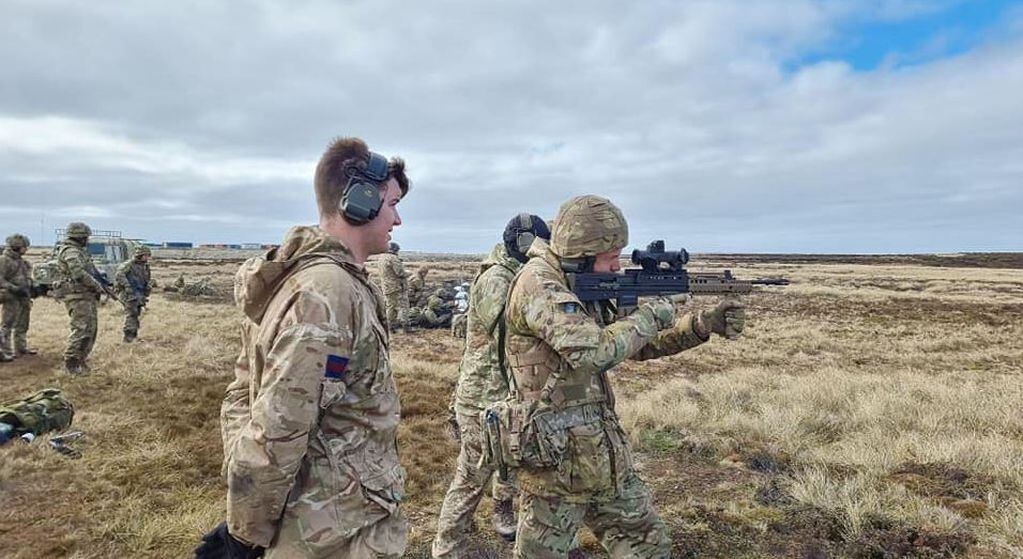 Personal del Ejército Británico entrenó a milicianos de las Islas Malvinas.