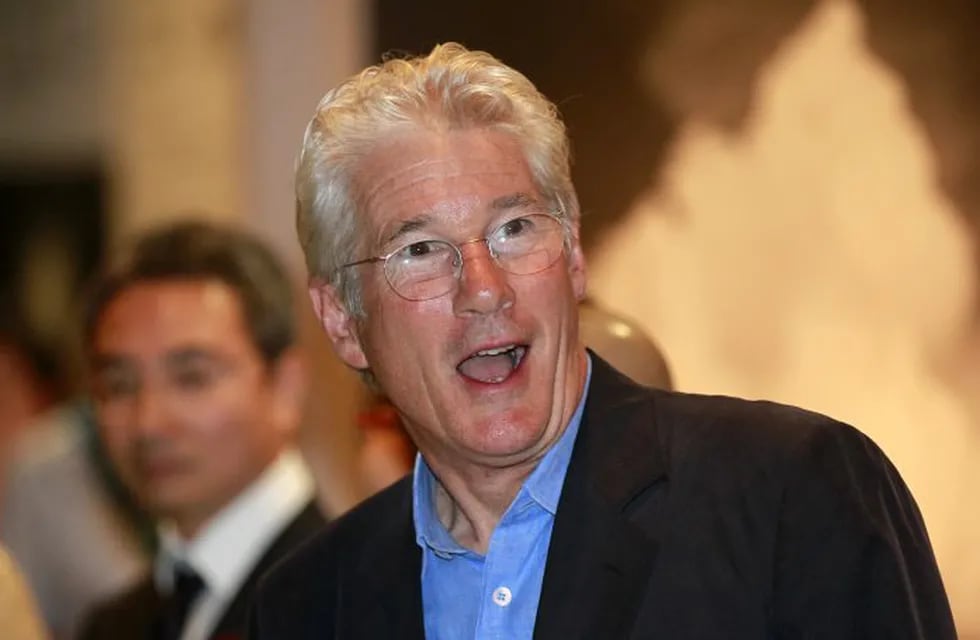 promocion exposicion de fotos peregrino\r\n\r\nU.S. actor Richard Gere reacts as he looks at his fans before the opening ceremony of his photo exhibition in Seoul, South Korea, Wednesday, June 22, 2011. Gere is in Seoul promoting an exhibition of photographs of Tibet and India taken by the Hollywood actor and other photographers. (AP Photo/Lee Jin-man)\r\n corea del sur seul Richard Gere actor visita corea del sur conferencia de prensa