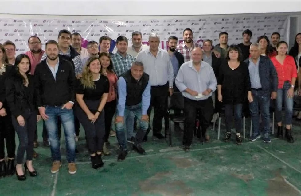 En la foto, el vicegobernador Carlos Haquim y el ministro Gaspar Santillán al centro, rodeados por los asistentes a la reunión de profesionales y técnicos de Primero Jujuy.