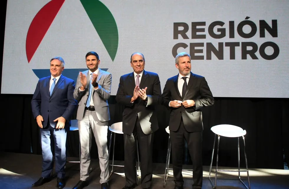Francos estuvo en la asunicón de Pullaro a la presidencia de la Región Centro.