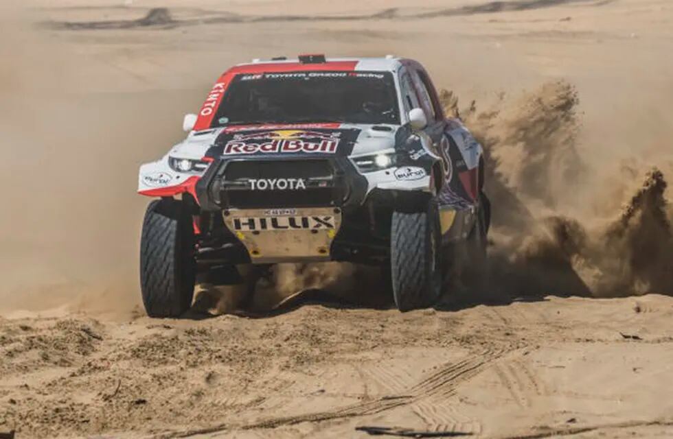 Al-Attiyah y la nueva Hilux, adelante en el Dakar 2022. El catarí ganó en 2019 con la marca y busca un nuevo triunfo.