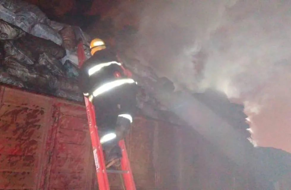 Un camión con bolsas de carbón se prendió fuego en Sáenz Peña. (Web).