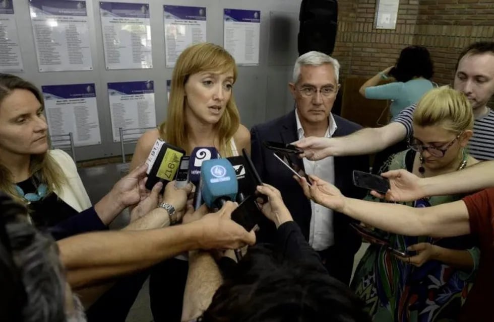 La senadora nacional por Mendoza, Anabel Fernández Sagasti, el diputado provincial, Jorge Tanús y la licenciada en Economía, Amalia Granata, dando detalles ante la prensa.