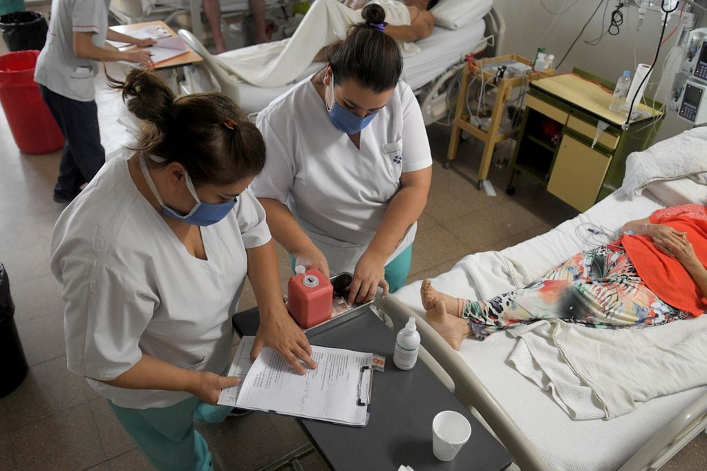 Enfermeras trabajan en la Unidad Coronaria del Hospital Central de Mendoza (Foto: Orlando Pelichotti)