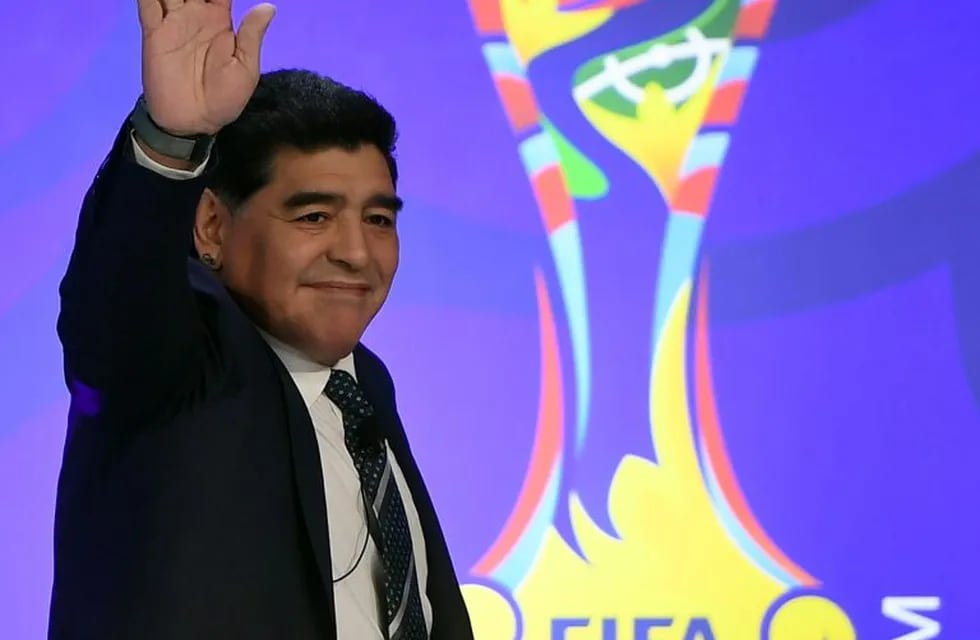 Argentinian football star Diego Maradona waves during the official draw for the FIFA under-20 football World Cup in Suwon, south of Seoul, on March 15, 2017.rnThe FIFA U-20 World Cup will be held in South Korea from May 20 to June 11. / AFP PHOTO / JUNG Y