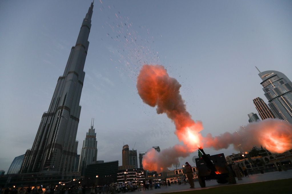 Para celebrar el fin del ayuno del primer día de Ramadan, en Dubai lanzaron humo de colores frente al edificio más alto del mundo, el Burj Khalifa.