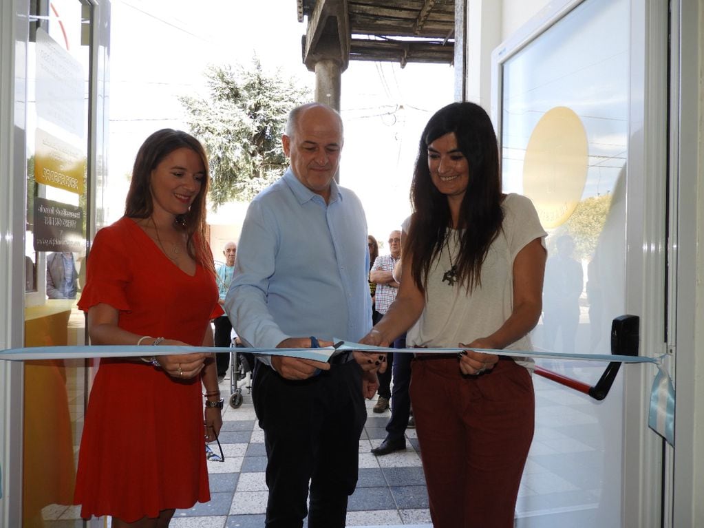 Abigail Gómez, Mariano Uset y Carla Gómez cortan cintas en la inauguración del nuevo edificio de la Dirección de Tránsito.