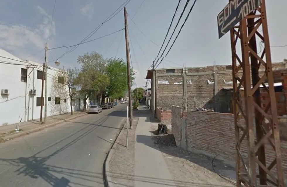 La Policía de Acción Táctica debió intervenir en Víctor Cue al 1000 bis. (Google Street View)