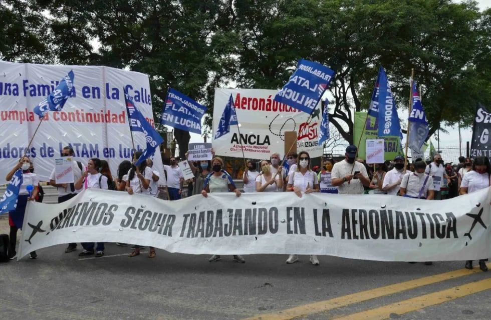 Protesta de trabajadores de Latam durante la reapertura del Aeroparque Jorge Newbery. (Clarín)