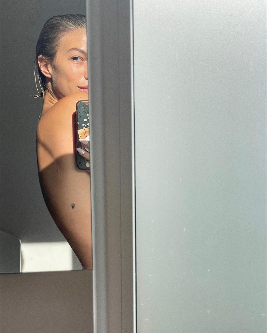 Desde la ducha y frente al espejo, Stefi Roitman sorprendió con fotos sin ropa.