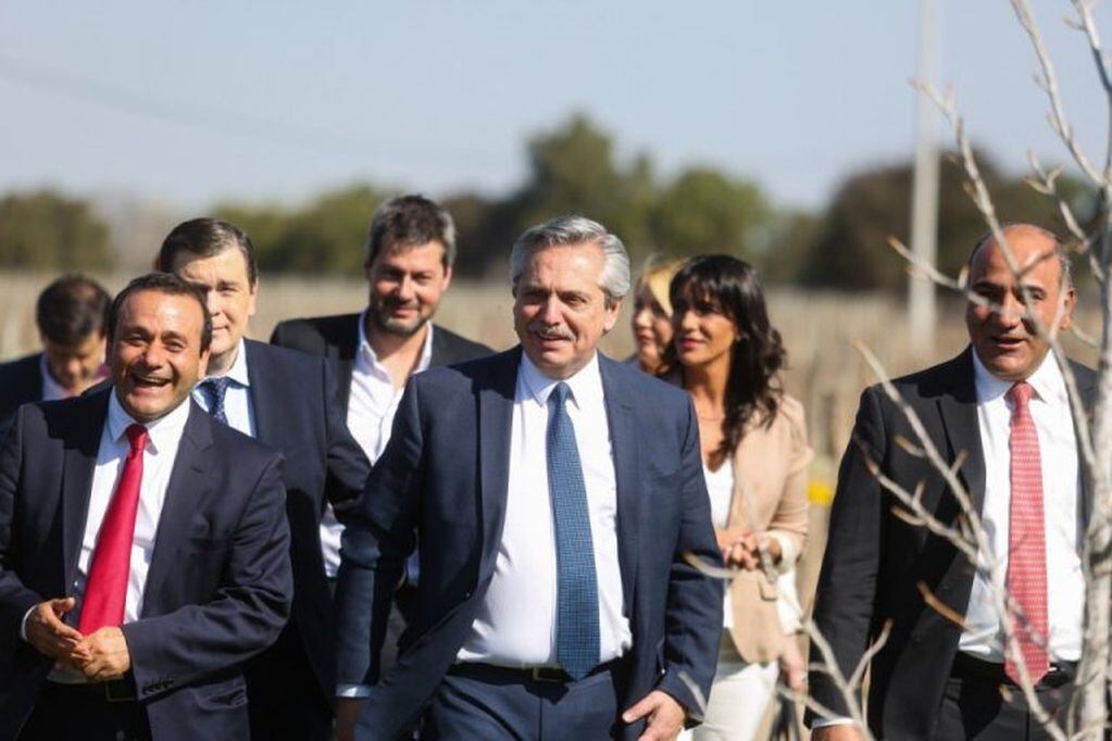 Oscar Herrera Ahuad junto al candidato Alberto Fernández y el gobernador de Tucumán Juan Manzur. (Prensa)